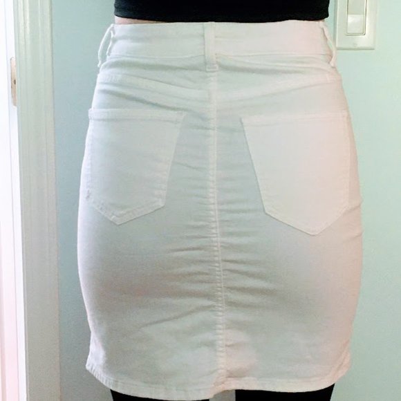 White miniskirt with buttons - Picture 2 of 6